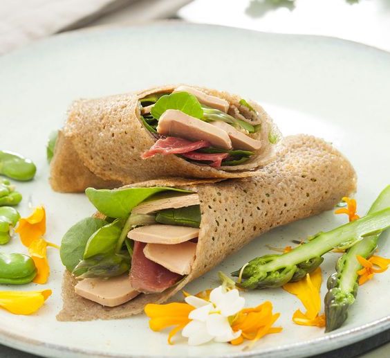 Wraps sarrasin champignons sautés fromage frais fouetté à l’huile de chanvre et herbes fraîches